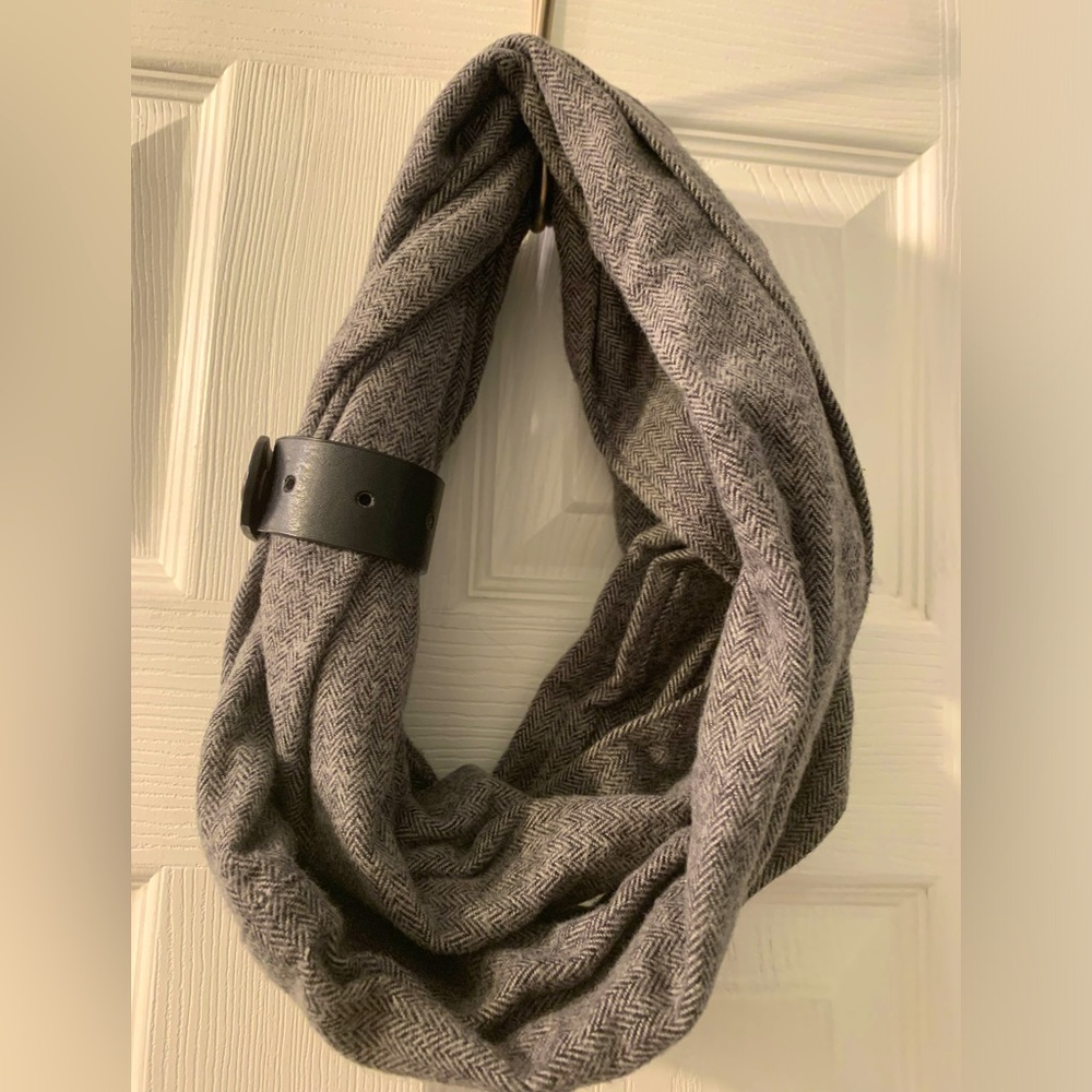 BXB by Jenny Buxton gray herringbone infinity scarf